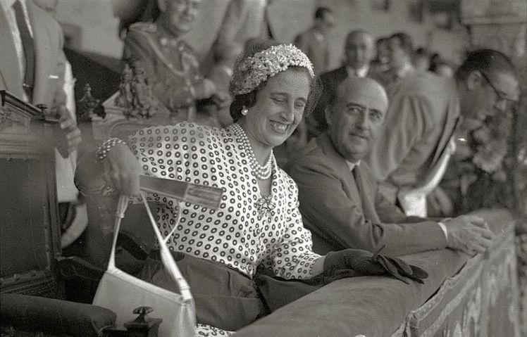 Franco_y_Carmen_Pol,_en_la_plaza_de_toros_'El_Txofre'_-_Fondo_Car-Kutxa_Fototeka